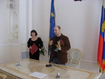 Валентин Постников во Дворце  бракосочетания поздравляет молодожёнов с созданием новой семьи